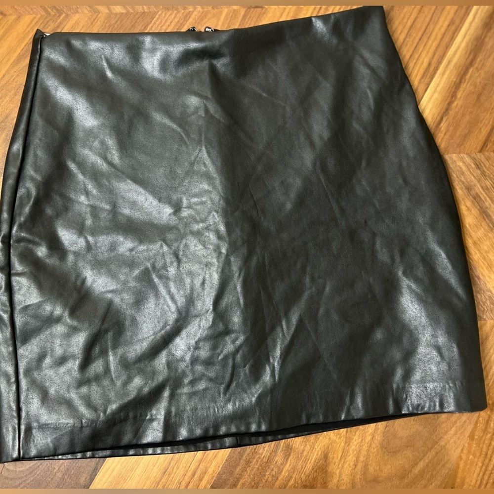 Aritzia Wilfred Ochre vegan faux leather mini skirt size 6